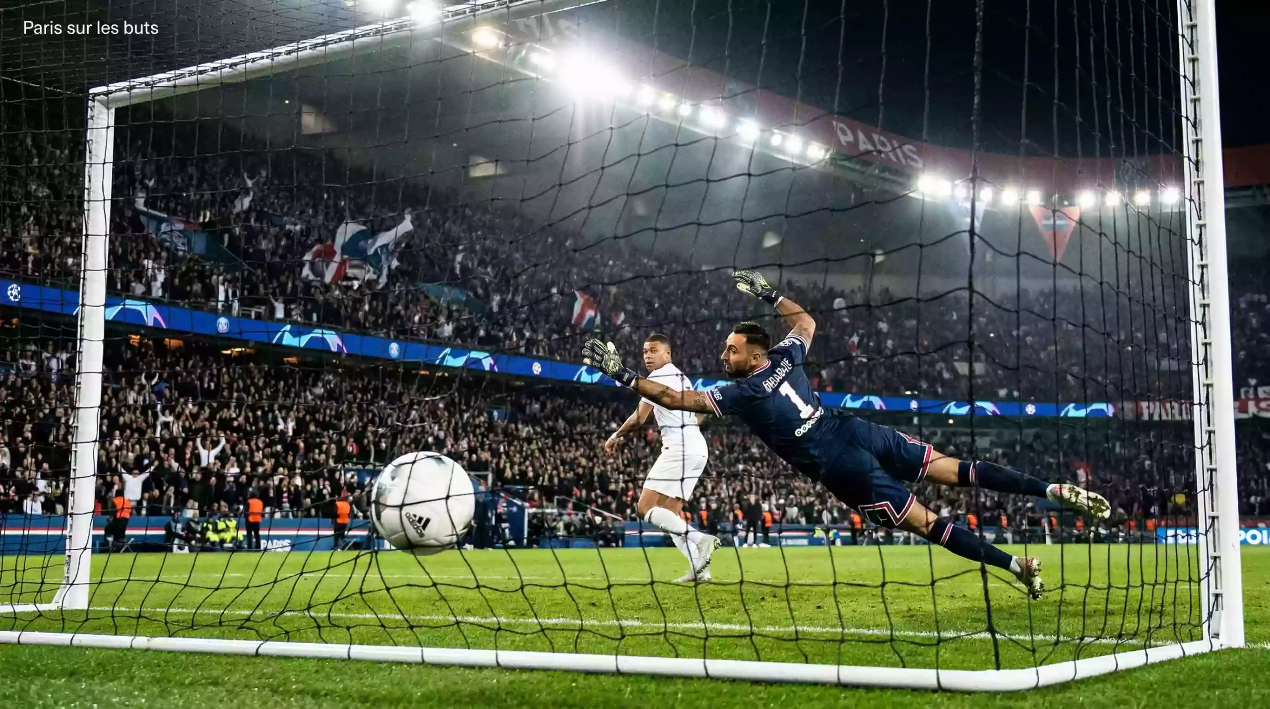 Moment dynamique d'un but marqué lors d'un match de football professionnel avec le ballon franchissant la ligne