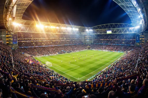 Stade de football européen illuminé lors d